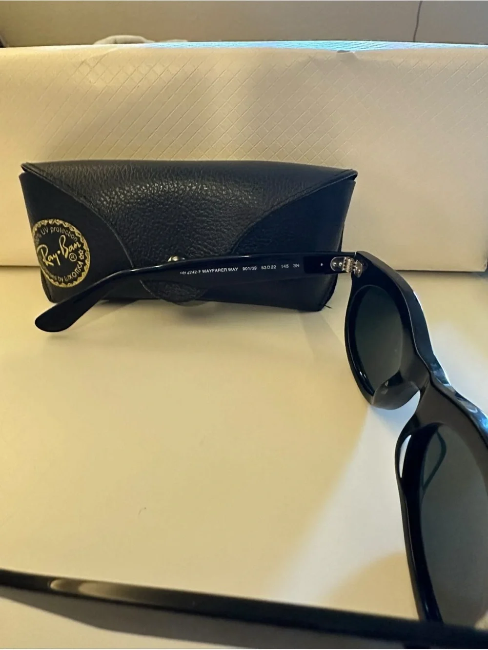 Ray-Ban Oval Wayfarer Black Frames with Green Lenses Sunglasses with a case